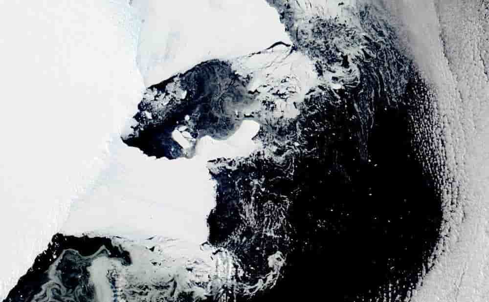 La plataforma de hielo se derrumba en la Antártida Oriental previamente estable