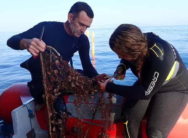 «Evitemos la pesca fantasma»: más de cien extracciones de aparejos de pesca perdidos en el litoral catalán 
