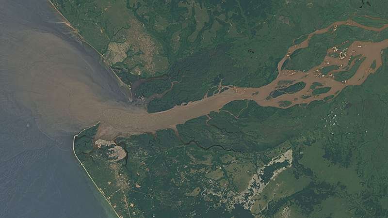 El río Congo envía agua dulce 200 kilómetros mar adentro en el Atlántico