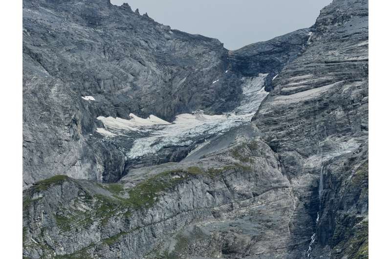En los Alpes Suizos vigilan una montaña inestable
