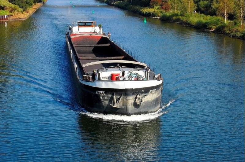 Barcos fluviales generan una cuarta parte del CO₂ naval