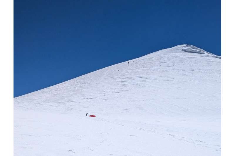 El glaciar del monte Ararat revela su estructura por primera vez