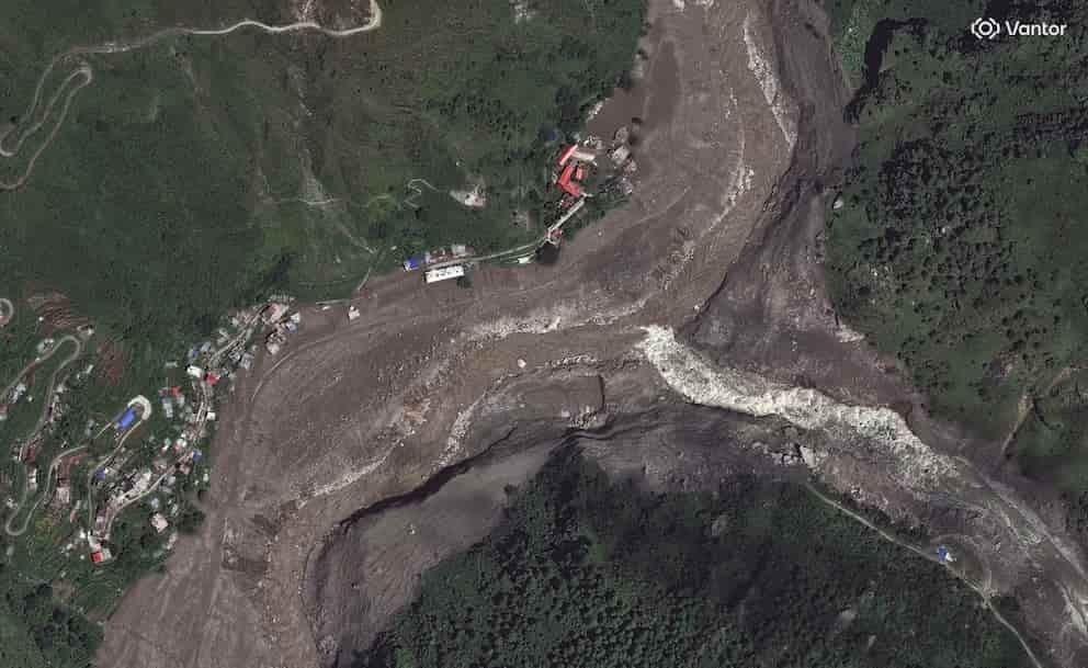 Dos lagos elevan la amenaza de inundación en Nepal y China