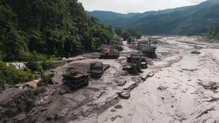 Nepal investiga un colapso glaciar tras la crecida mortal