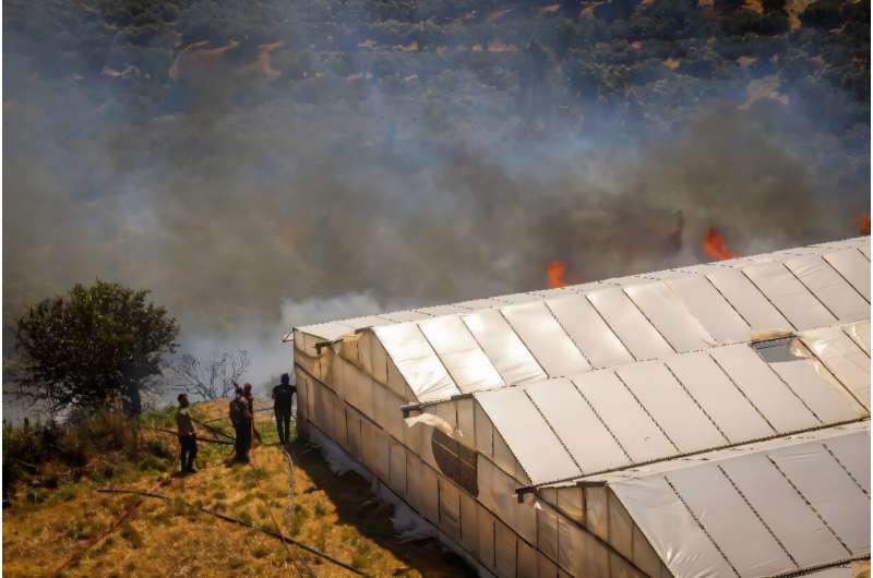 Nuevos incendios fuerzan evacuaciones cerca de Atenas