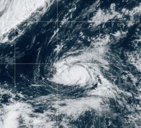Fay se aleja en el Atlántico mientras Odalys gana fuerza en el Pacífico