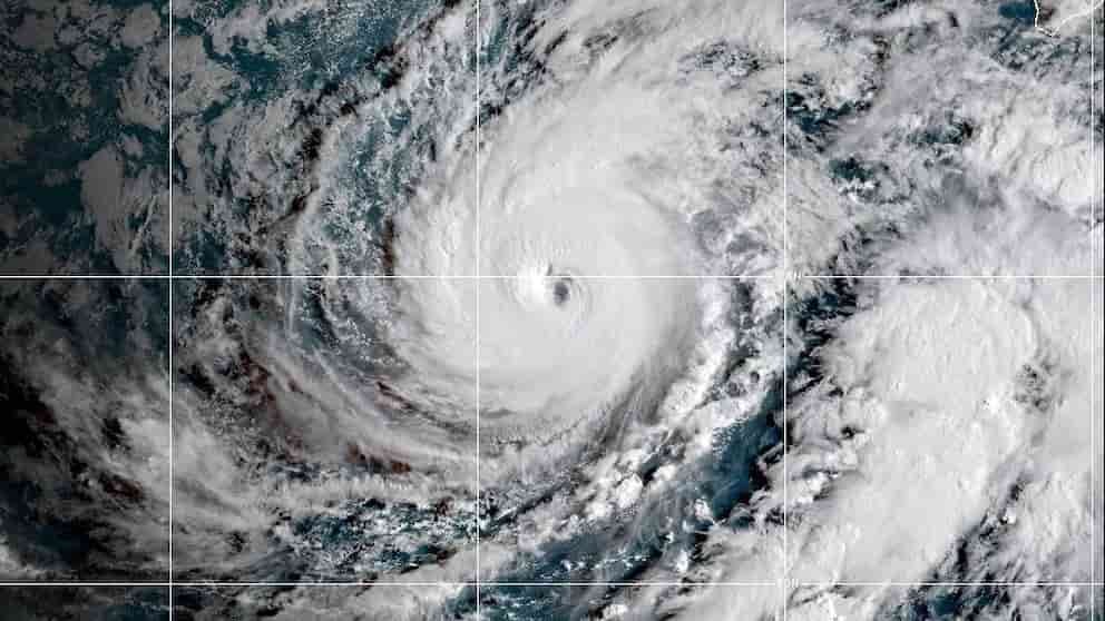 Hawái declara emergencia por el paso del huracán Lowell