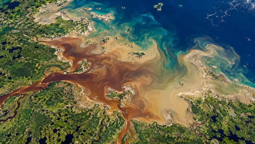La NASA revela por qué dos bahías de Canadá tienen aguas marrones