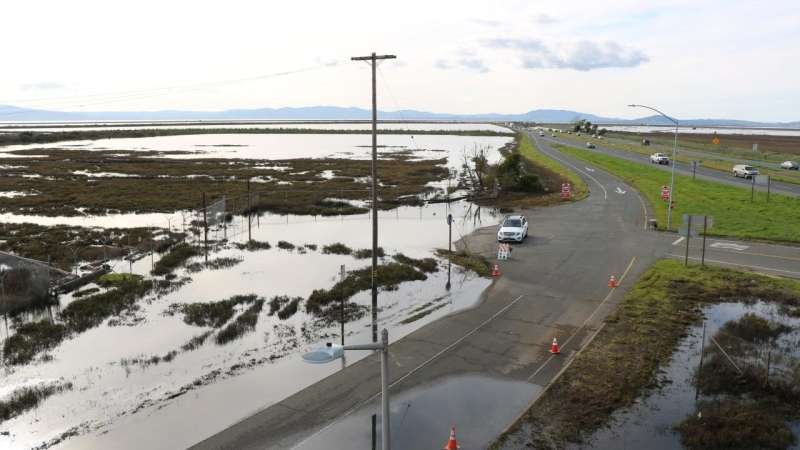 El Niño amenaza carreteras y humedales de la costa de California